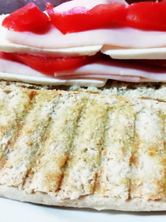 Foto principal de Tostada de queso fresco, tomate natural y pavo