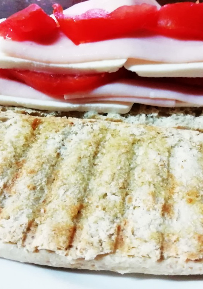 Una foto de Tostada de queso fresco, tomate natural y pavo