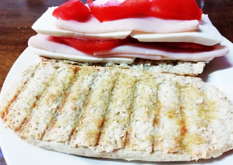 Tostada de queso fresco, tomate natural y pavo