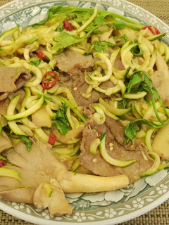 炒牛肉片秀珍菇櫛瓜麵 的食譜成品照片