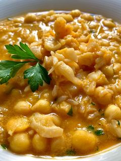 Una foto de Garbanzos con arroz y bacalao