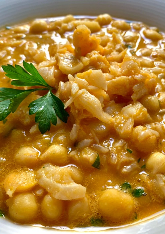 Una foto de Garbanzos con arroz y bacalao
