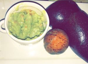 Una foto de Guacamole🥑🥑🥑 (no la original por falta de ingredientes)