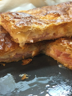 Una foto de Empanada de jamón y queso con bechamel
