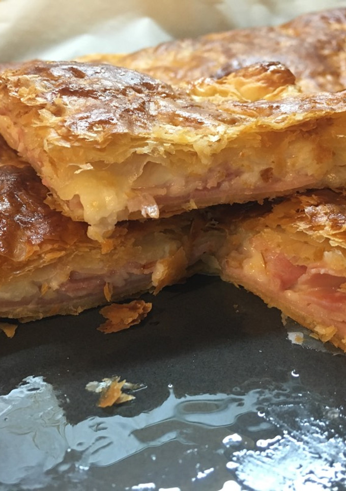 Una foto de Empanada de jamón y queso con bechamel