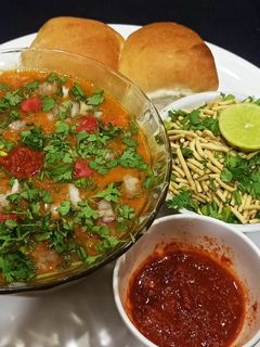 લીલા વટાણા નુ સેવ ઉસળ (Lila Vatana Sev Usal Recipe In Gujarati) રેસીપી મુખ્ય ફોટો