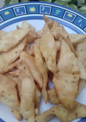 A picture of Crispy namak pary.