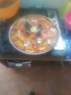 Una foto de Paella de marisco y carne