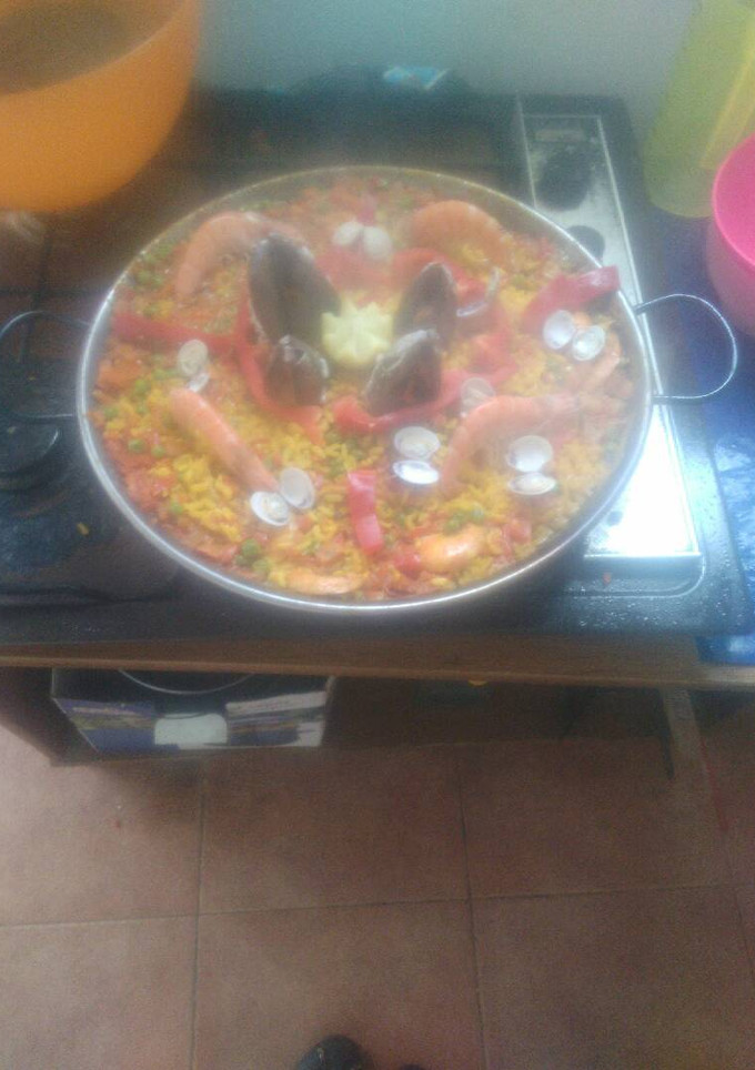 Una foto de Paella de marisco y carne