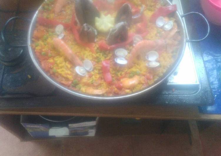 Paella de marisco y carne