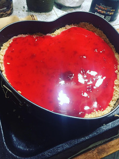 Una foto de Tarta de yoghurt con mermelada de frutilla 🥧🍓