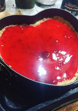 Una foto de Tarta de yoghurt con mermelada de frutilla 🥧🍓