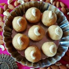 A picture of Instant besan laddu.