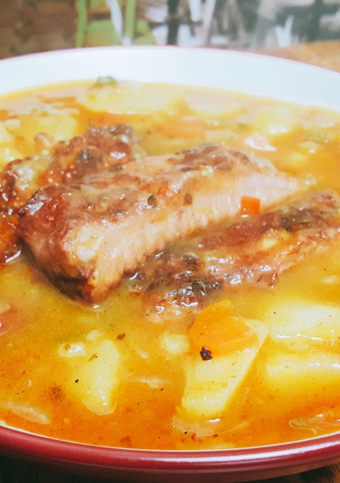 Una foto de Estofado de costillas adobadas con patatas