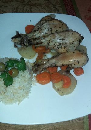 Una foto de Muslos de pollo al horno a mi manera, con vino blanco