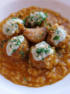 Foto principal de Albóndigas con orzo y crema de queso azul