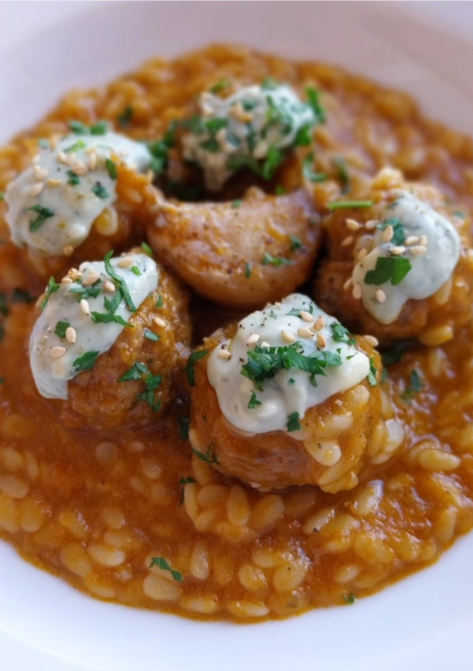 Una foto de Albóndigas con orzo y crema de queso azul