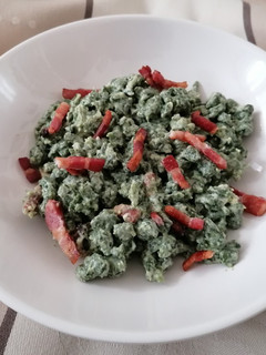 Foto di Spatzle agli spinaci con panna e pancetta affumicata