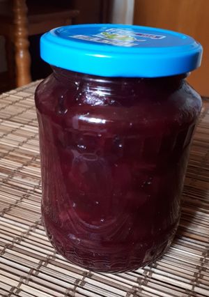 Hagymás szilva húsok mellé recept fotója