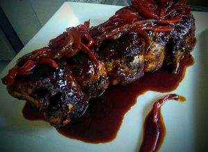 Una foto de Lomito de Cerdo envuelto con reducción de vino tinto al pimentón!