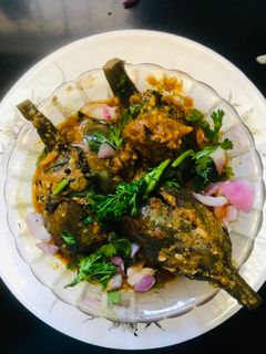 भरली वांगी (Bharli Vangi Recipe In Marathi) रेसिपी चे मुख्य फोटो
