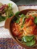 Linguini con rúcula/rugula y tomate manzano de la cocina de Giri