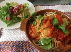 Una foto de Linguini con rúcula/rugula y tomate manzano de la cocina de Giri