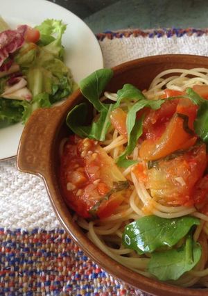 Una foto de Linguini con rúcula/rugula y tomate manzano de la cocina de Giri