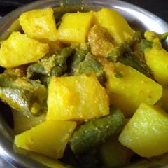 A picture of Jhinge aloo posto.