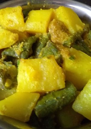 A picture of Jhinge aloo posto.