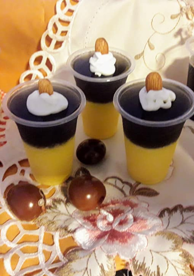 Una foto de Combinado: Flan sabor Vainilla y Gelatina de Agua sabor Uva