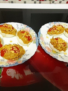 Una foto de Huevos rellenos de aguacate y atún