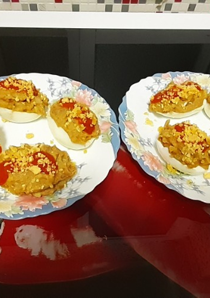 Una foto de Huevos rellenos de aguacate y atún