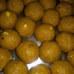 A picture of Besan ke laddo.