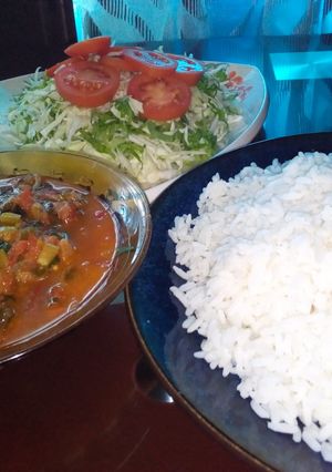 A picture of Rice and onion sp with salad.