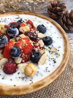 Una foto de Bowl de yogurt, chía y frutas