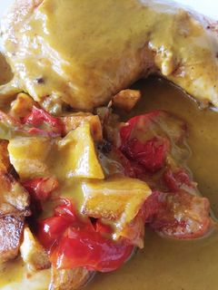 Una foto de Pollastre al Forn amb la se va salsa i patato Mallorquí