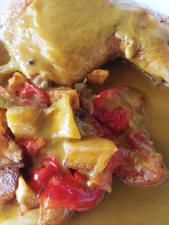 Una foto de Pollastre al Forn amb la se va salsa i patato Mallorquí