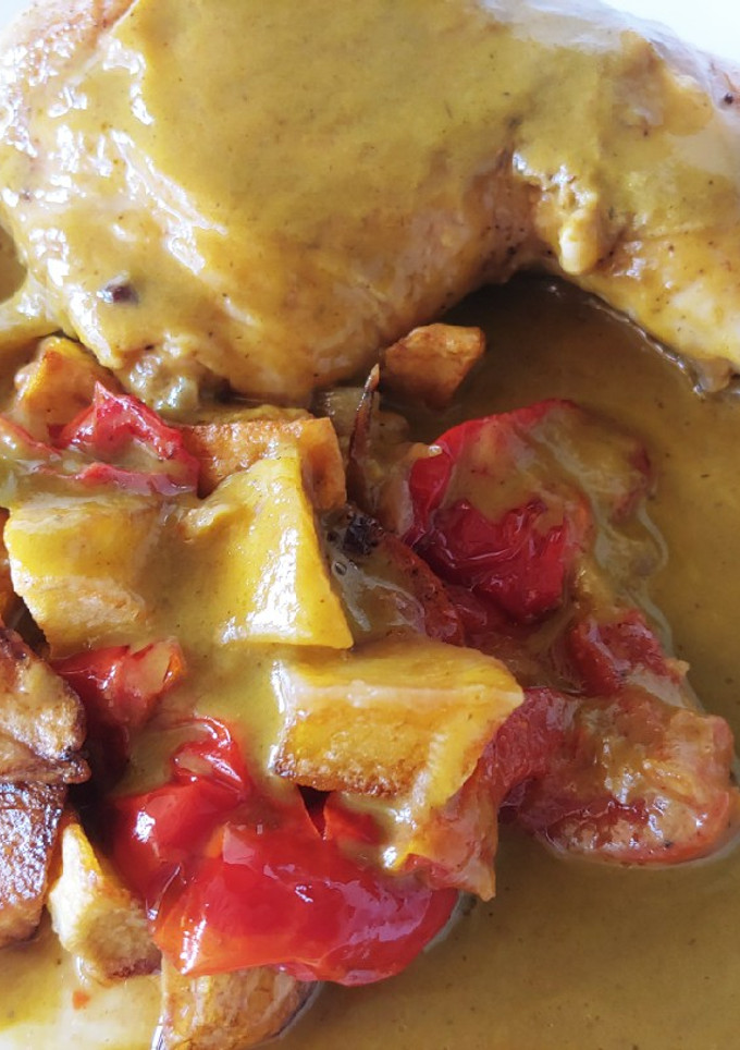 Una foto de Pollastre al Forn amb la se va salsa i patato Mallorquí