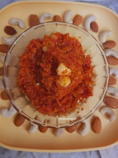 गाजर हलवा (gajar halwa recipe in marathi) रेसिपी चे मुख्य फोटो