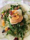 Anello di parmigiano e frutta secca su letto di rucola