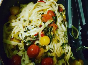 Una foto de Fideos tagliatella caprese con cebolla de verdeo