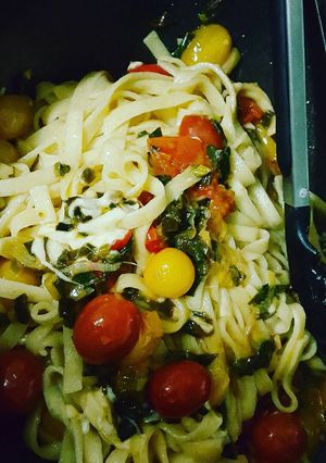 Una foto de Fideos tagliatella caprese con cebolla de verdeo