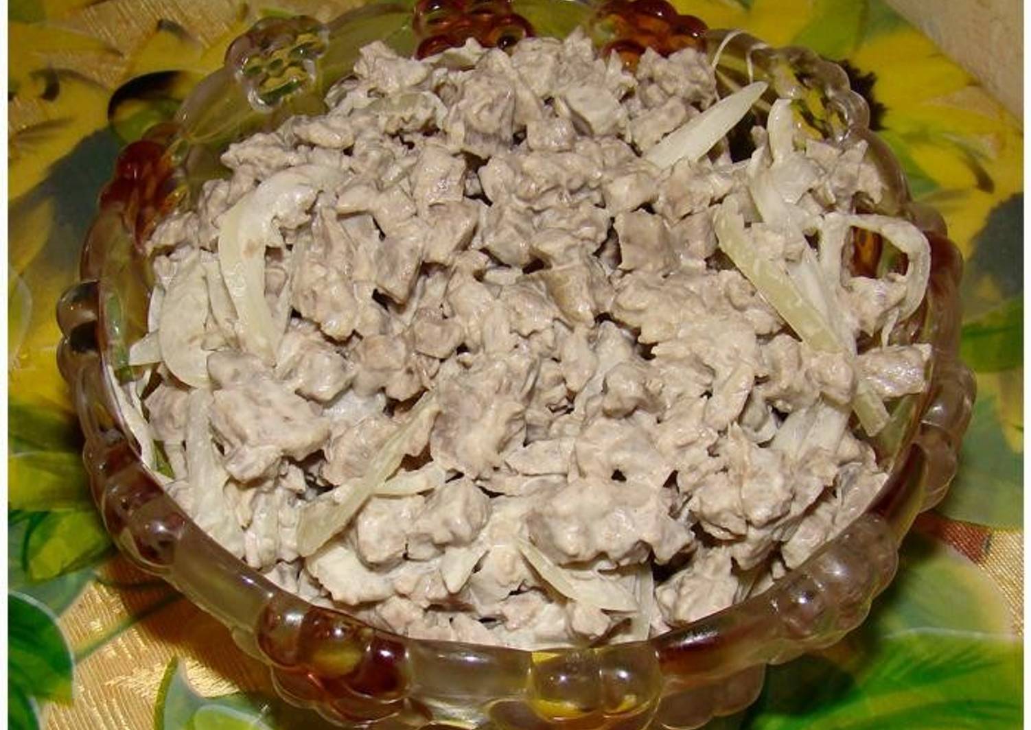 Салат с фаршем и маринованным луком