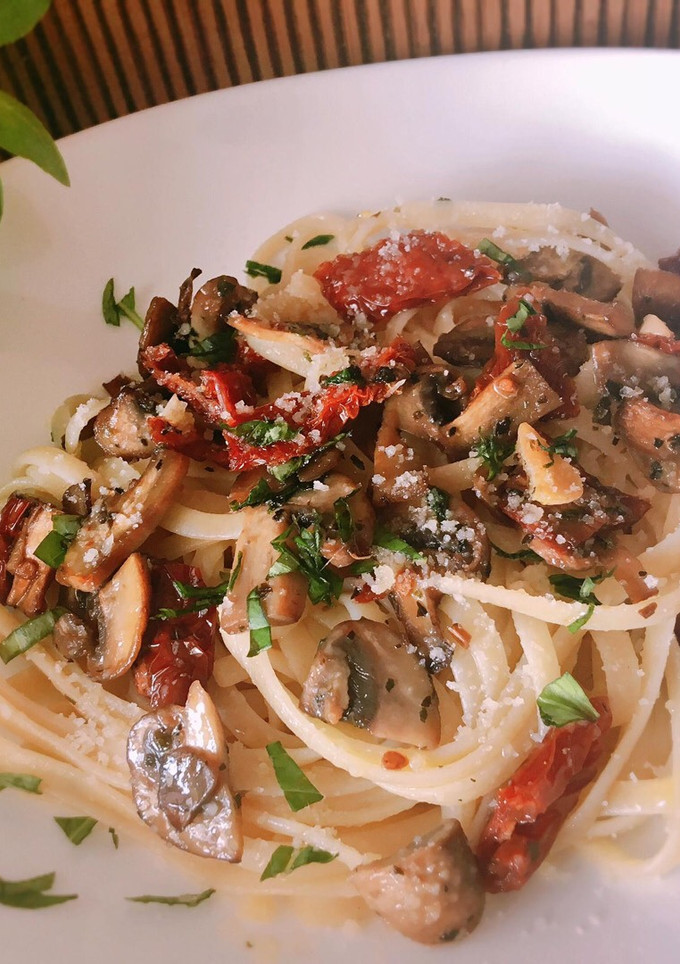 Una foto de Tallarines con champiñones, tomates secos y parmesano