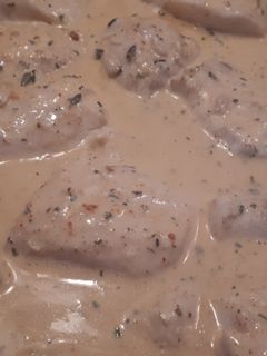 Una foto de Merluza a la crema de páprika y hierbas