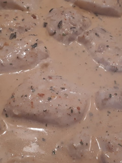 Una foto de Merluza a la crema de páprika y hierbas