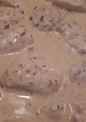 Una foto de Merluza a la crema de páprika y hierbas