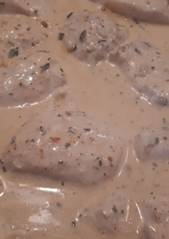 Una foto de Merluza a la crema de páprika y hierbas