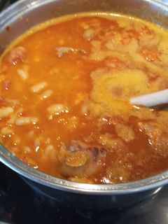 Una foto de Alubias blancas con patita de cordero asada